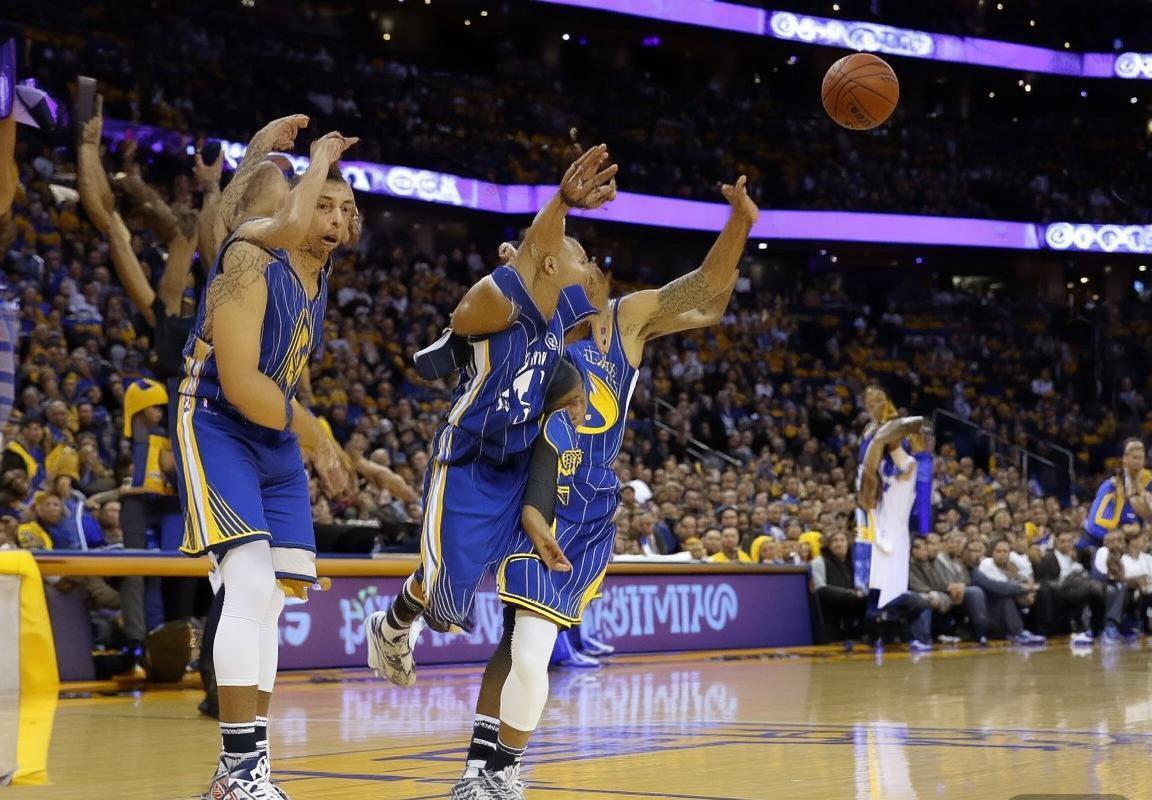 追梦格林离场后金州勇士进攻效率飙升，库有引力释放库里主宰比赛
